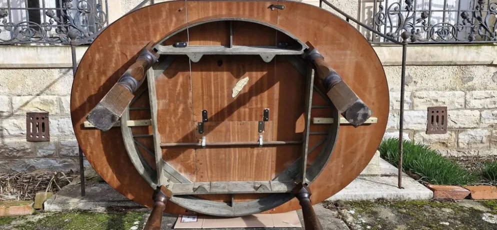 Table ronde bois avec 1 rallonge intégrée + 6 chaises bois et tissus
