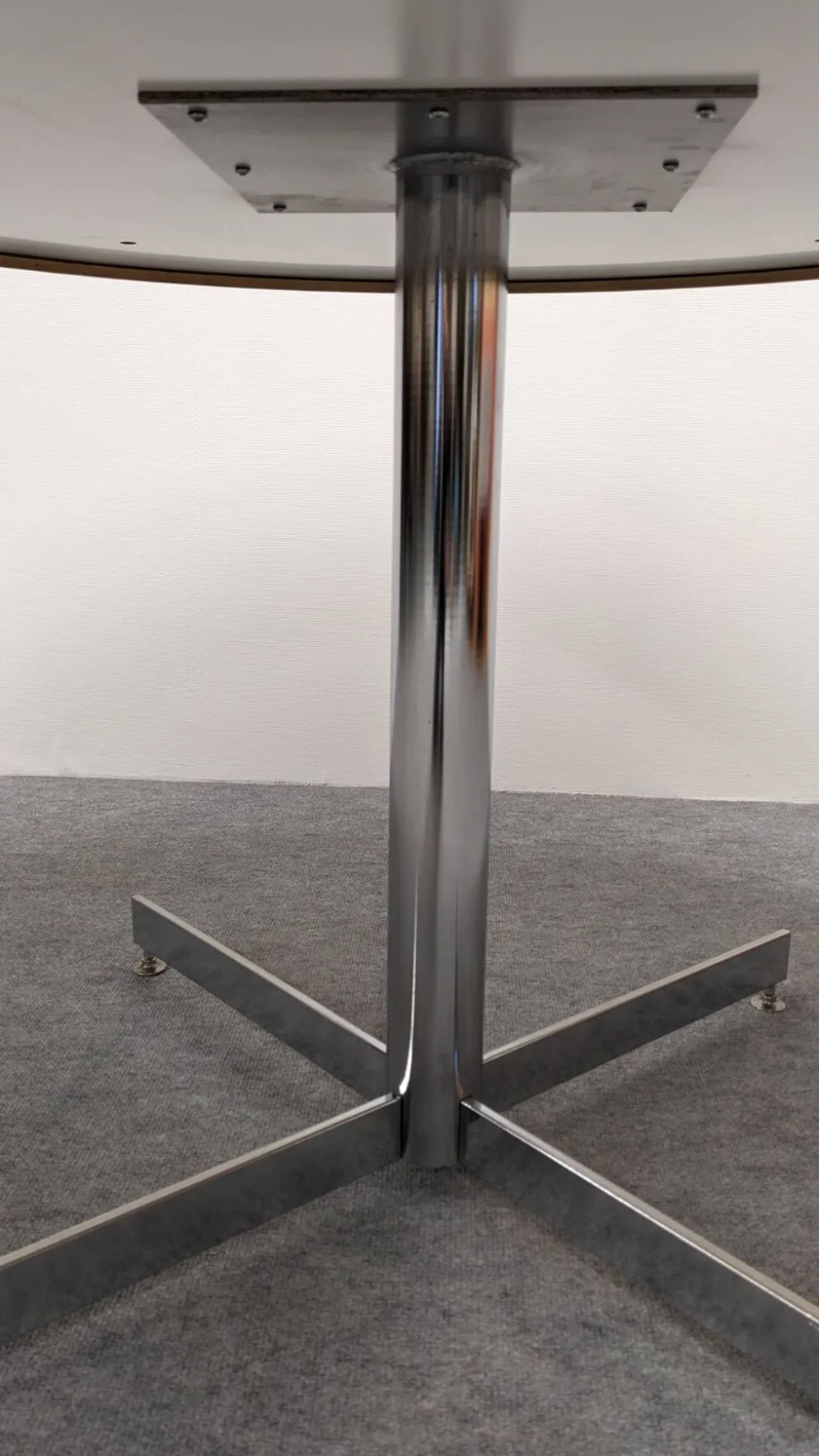 Table ronde de salle à manger moderniste dlg Warren Platner, Italie 1970