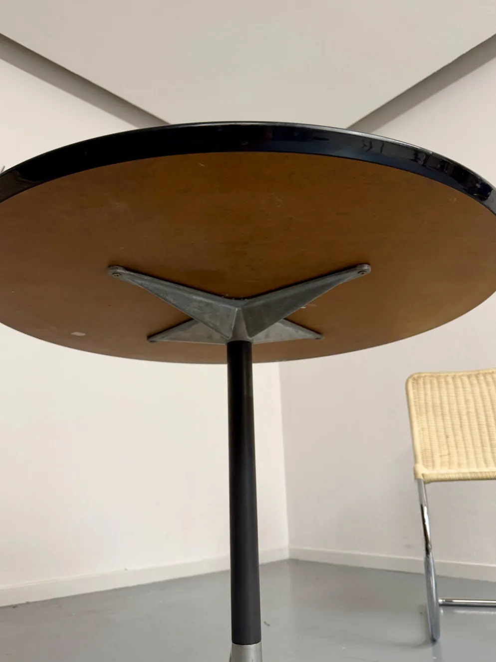 Table ronde design Eames Contract pour Herman Miller années 1960