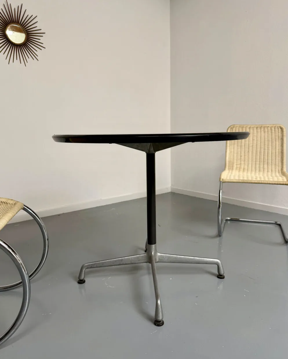 Table ronde design Eames Contract pour Herman Miller années 1960