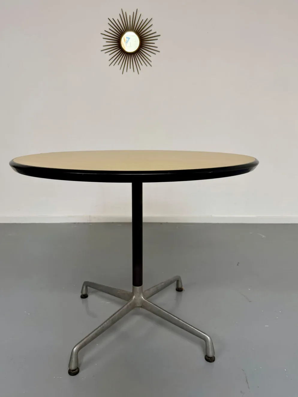 Table ronde design Eames Contract pour Herman Miller années 1960