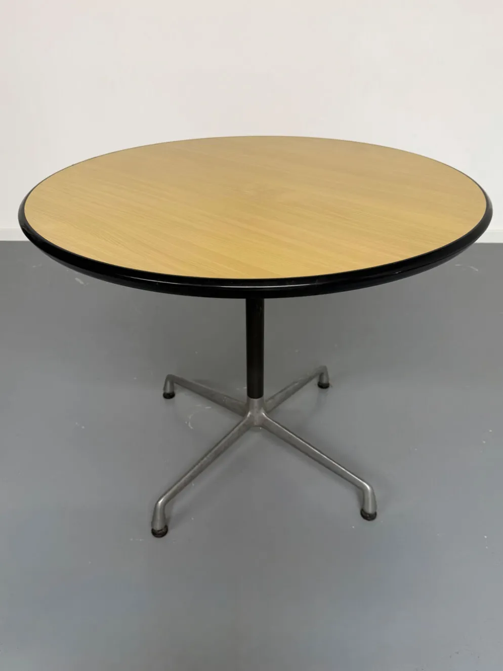 Table ronde design Eames Contract pour Herman Miller années 1960