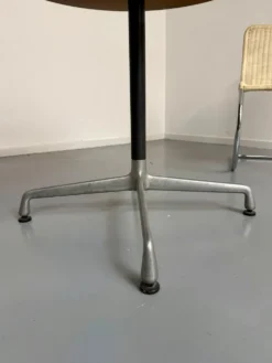 Table ronde design Eames Contract pour Herman Miller années 1960
