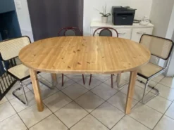 Table ronde dia 117cm extensible une rallonge en pin massif vintage an 1970