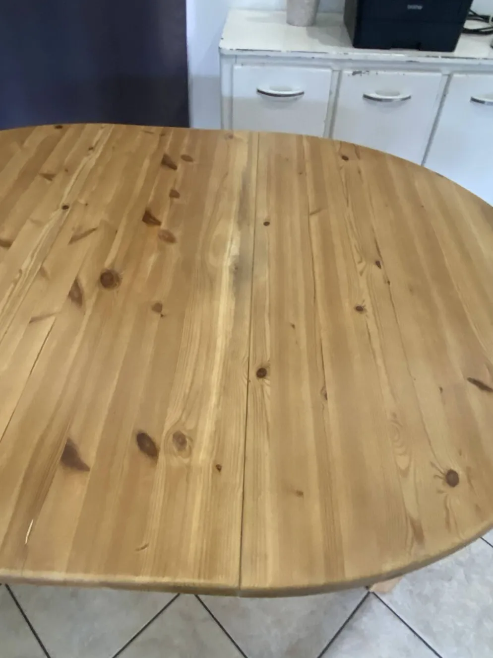 Table ronde dia 117cm extensible une rallonge en pin massif vintage an 1970