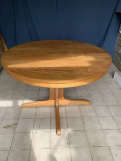 Table ronde en bois avec piétement style Baumann