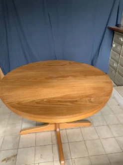 Table ronde en bois avec piétement style Baumann