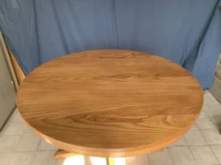Table ronde en bois avec piétement style Baumann