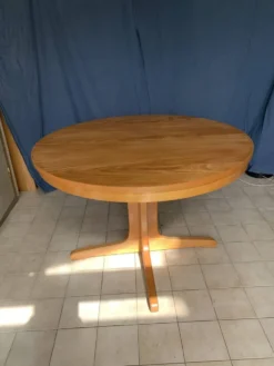 Table ronde en bois avec piétement style Baumann
