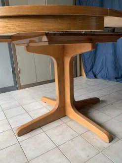 Table ronde en bois avec piétement style Baumann