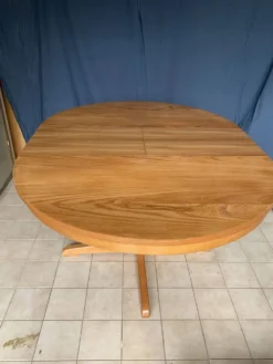 Table ronde en bois avec piétement style Baumann