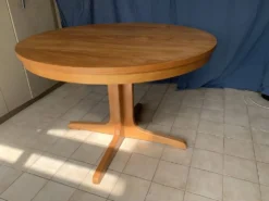 Table ronde en bois avec piétement style Baumann