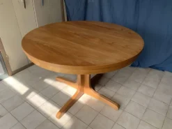Table ronde en bois avec piétement style Baumann