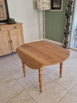 Table ronde en merisier