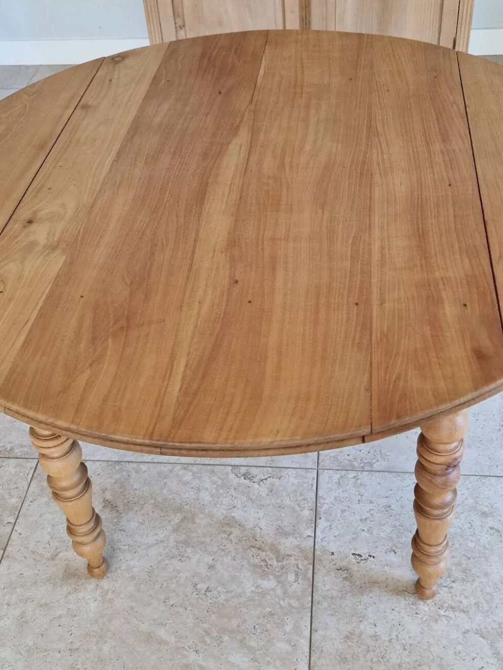 Table ronde en merisier
