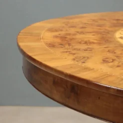 Table ronde en noyer avec marqueterie de Vittorio Emanuele II
