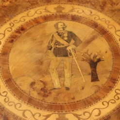 Table ronde en noyer avec marqueterie de Vittorio Emanuele II