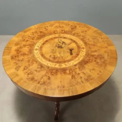 Table ronde en noyer avec marqueterie de Vittorio Emanuele II