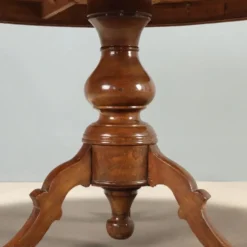 Table ronde en noyer avec marqueterie de Vittorio Emanuele II