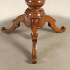 Table ronde en noyer avec marqueterie de Vittorio Emanuele II