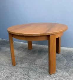 Table ronde en orme massif années 70 Maison Regain