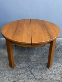 Table ronde en orme massif années 70 Maison Regain
