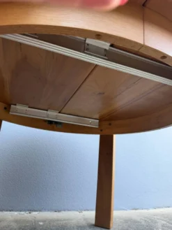 Table ronde en orme massif années 70 Maison Regain