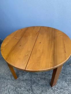 Table ronde en orme massif années 70 Maison Regain