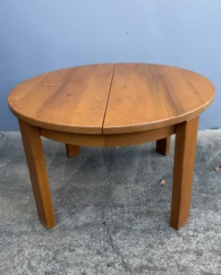 Table ronde en orme massif années 70 Maison Regain
