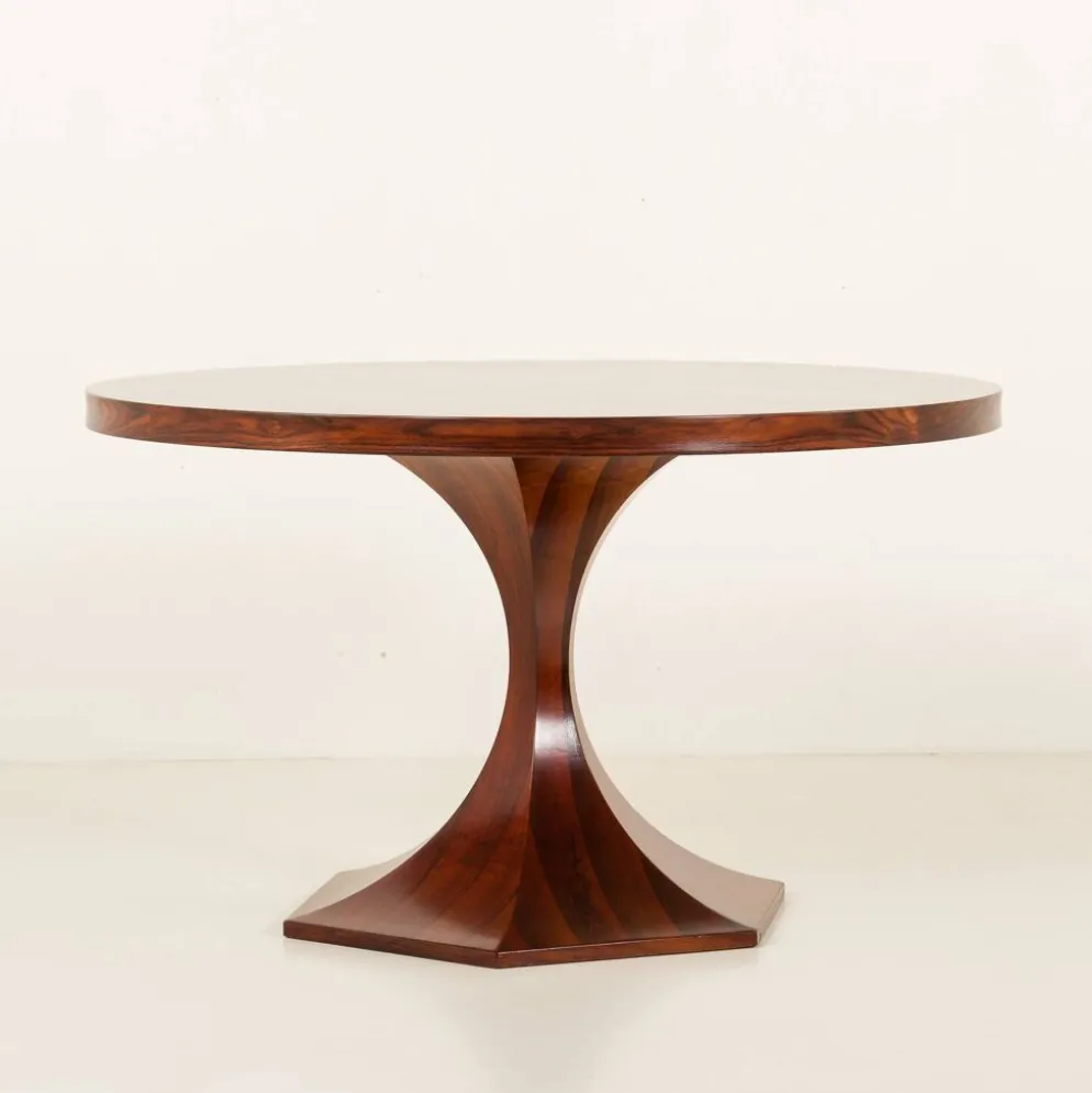 Table ronde en palissandre de Carlo de Carli, années 1960.