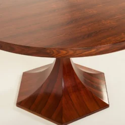 Table ronde en palissandre de Carlo de Carli, années 1960.
