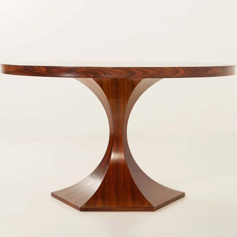 Table ronde en palissandre de Carlo de Carli, années 1960.