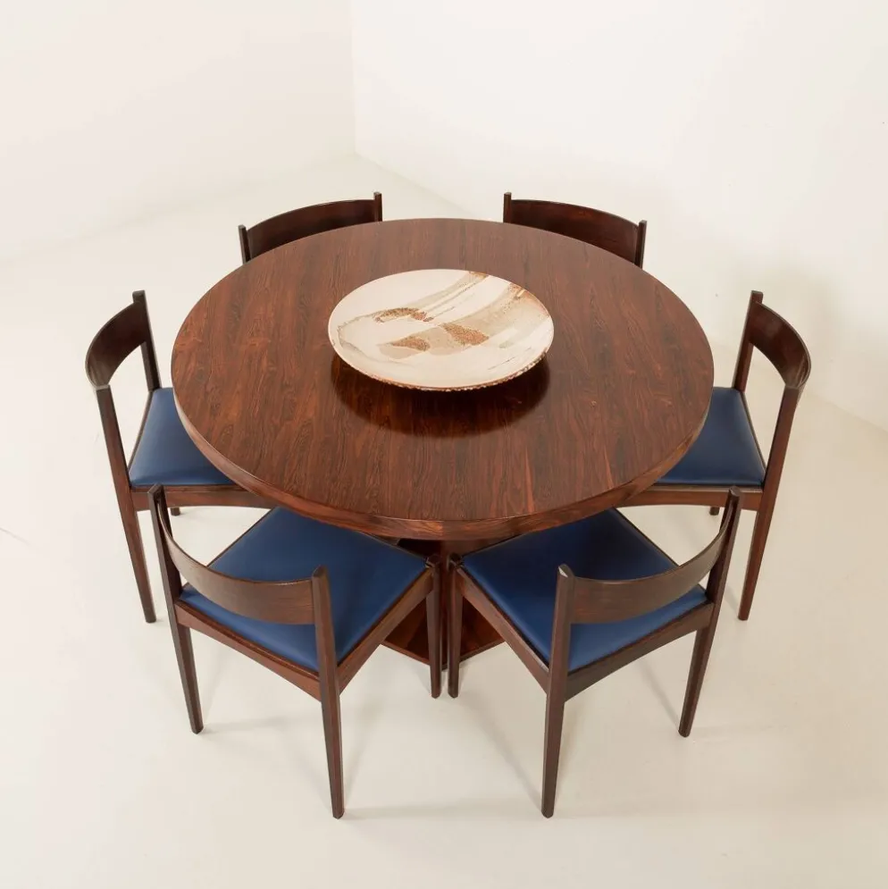 Table ronde en palissandre de Carlo de Carli, années 1960.