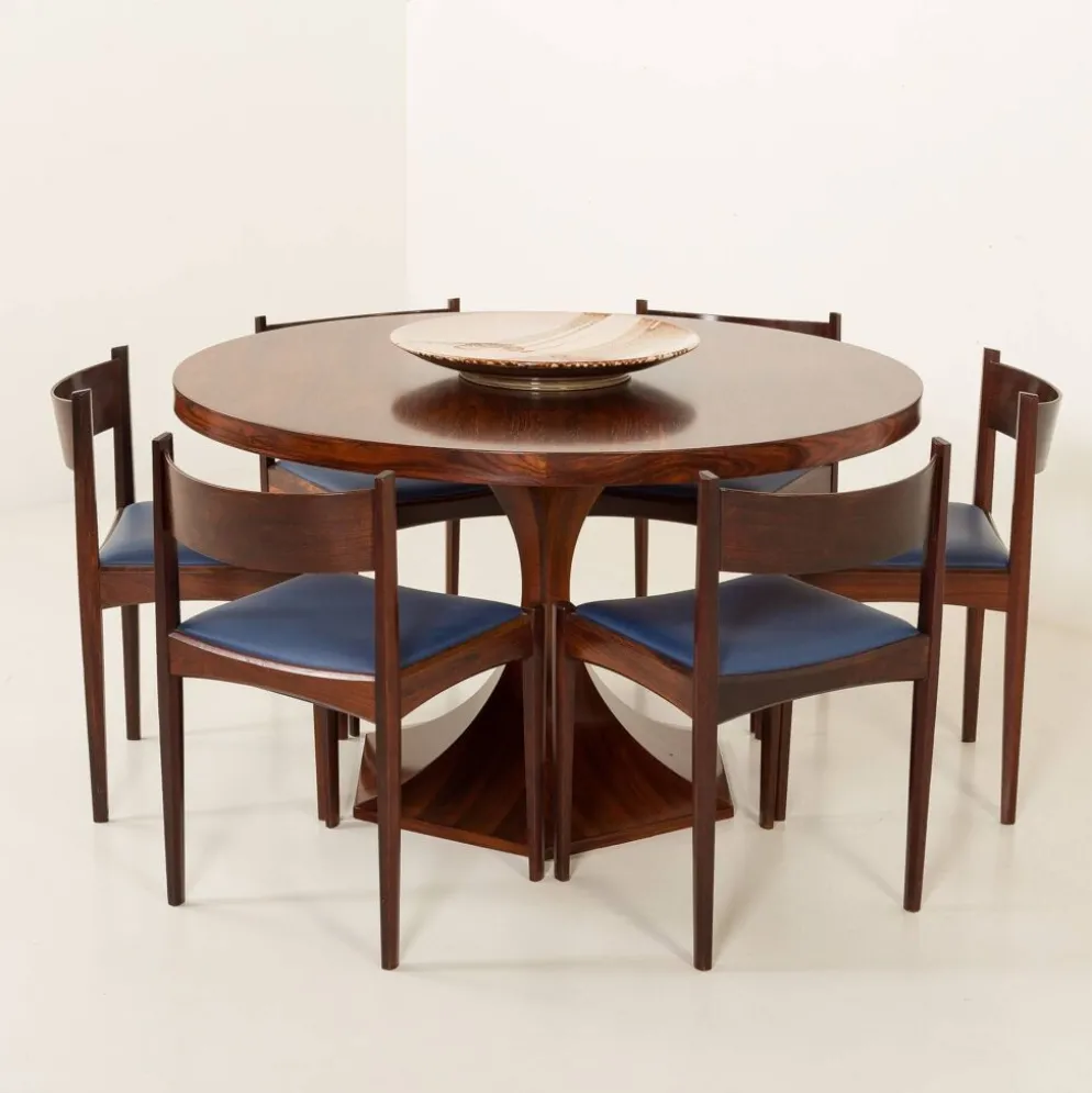 Table ronde en palissandre de Carlo de Carli, années 1960.