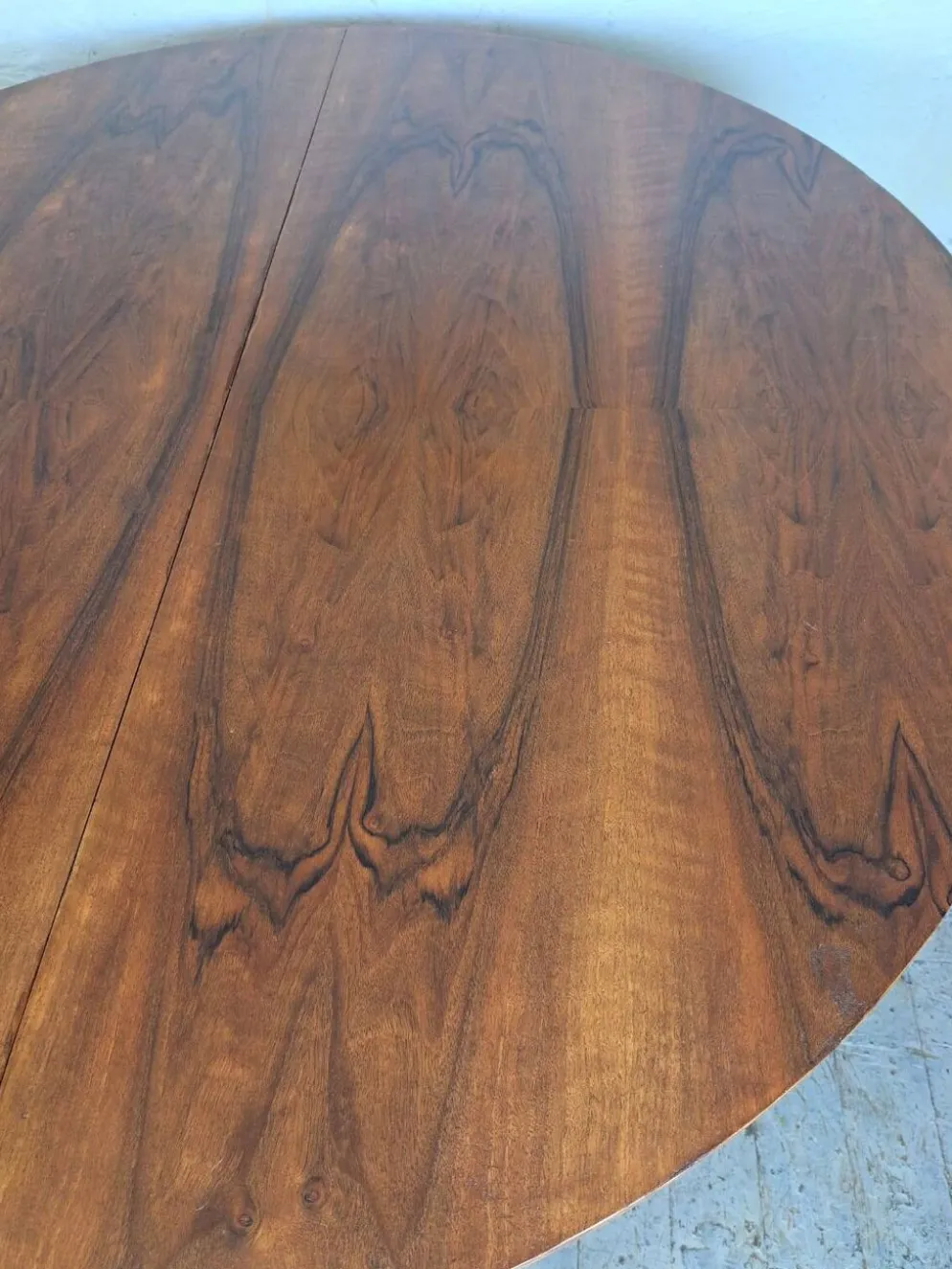 Table ronde extensible Art déco des années 1950, rénovée.