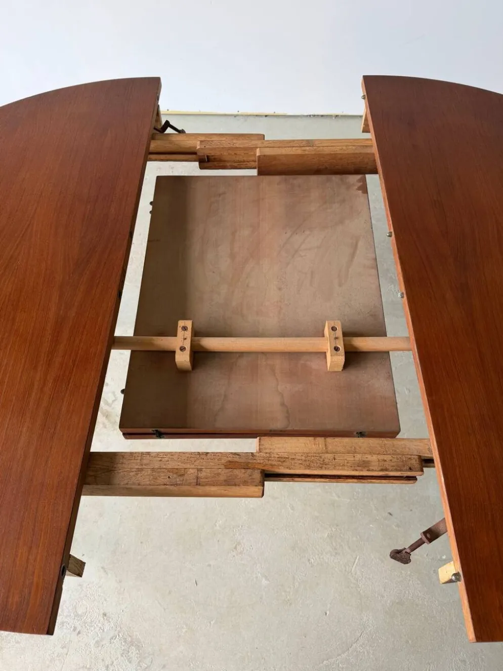 Table ronde extensible design scandinave en teck fabrication danoise
