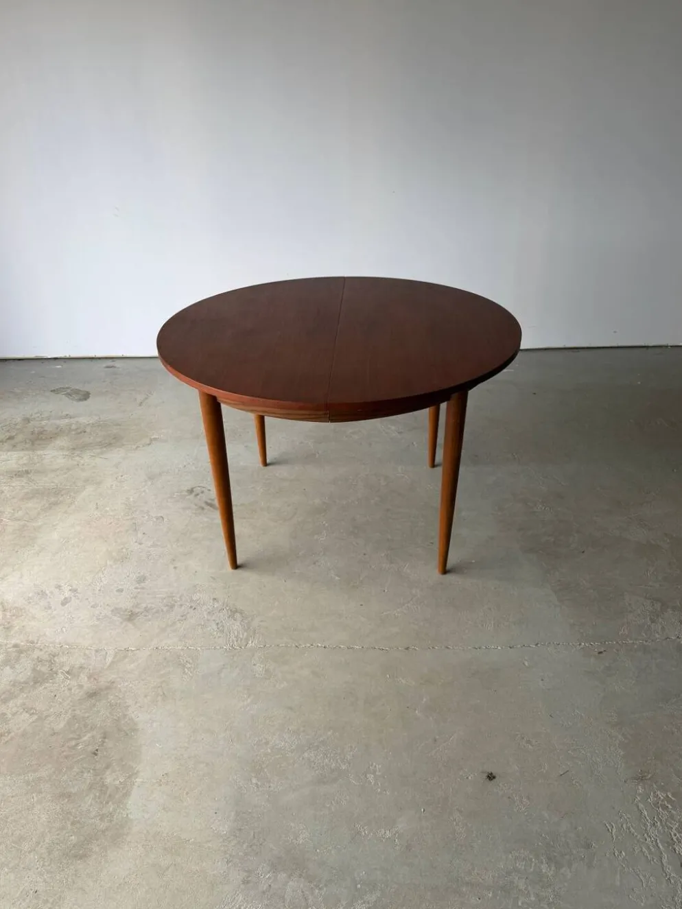 Table ronde extensible design scandinave en teck fabrication danoise