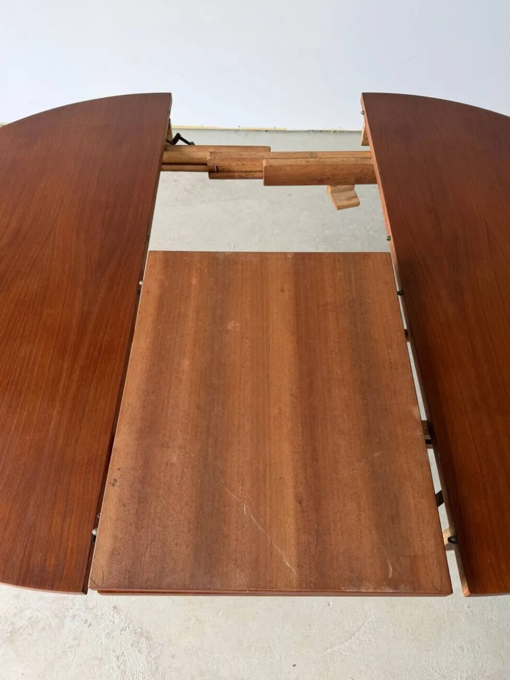 Table ronde extensible design scandinave en teck fabrication danoise