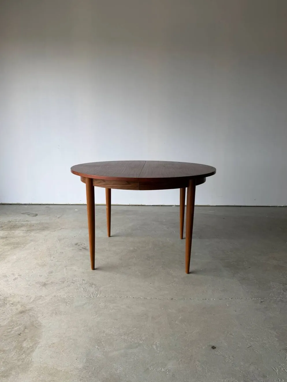 Table ronde extensible design scandinave en teck fabrication danoise