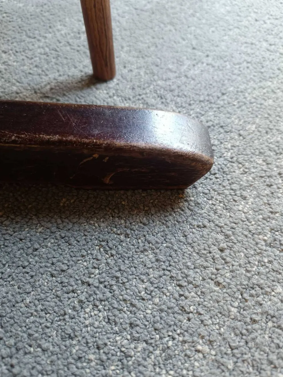 Table ronde extensible de style Baumann, plateau laqué noir, piètement pied