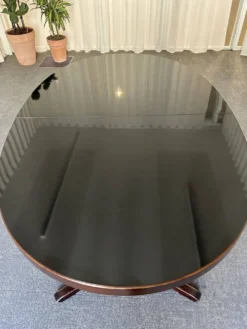 Table ronde extensible de style Baumann, plateau laqué noir, piètement pied