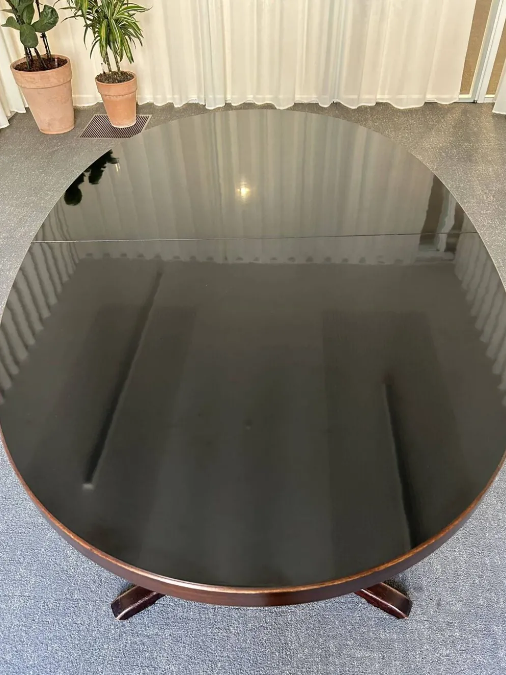 Table ronde extensible de style Baumann, plateau laqué noir, piètement pied