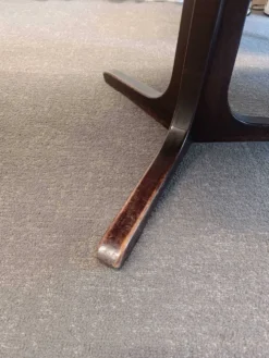 Table ronde extensible de style Baumann, plateau laqué noir, piètement pied