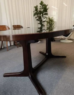 Table ronde extensible de style Baumann, plateau laqué noir, piètement pied