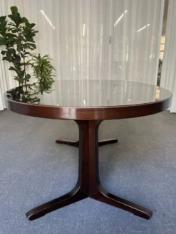 Table ronde extensible de style Baumann, plateau laqué noir, piètement pied
