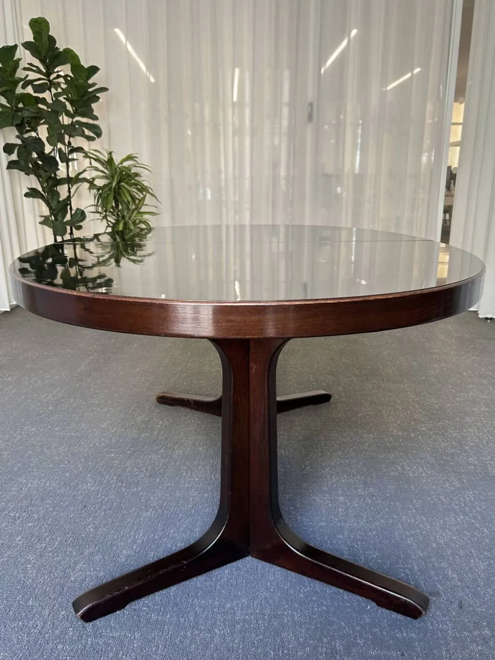 Table ronde extensible de style Baumann, plateau laqué noir, piètement pied