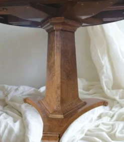 Table ronde extensible en loupe de bois aux magnifiques veinage