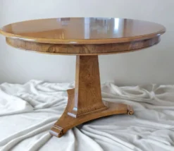 Table ronde extensible en loupe de bois aux magnifiques veinage
