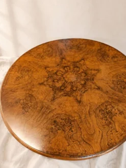 Table ronde extensible en loupe de bois aux magnifiques veinage