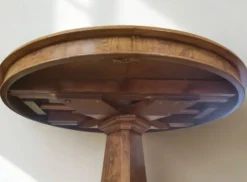 Table ronde extensible en loupe de bois aux magnifiques veinage
